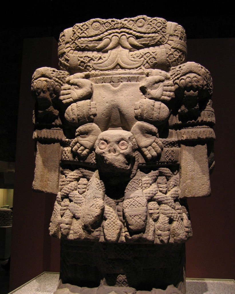 La diosa madre Coatlicué, "obra demoníaca descubierta en 1790 en cdad. de México, de 2,60 m. de alto y pesa 12 toneladas.