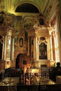 Catedral de San Pedro y San Pablo. Iconostasio con tumba de los emperadores rusos.